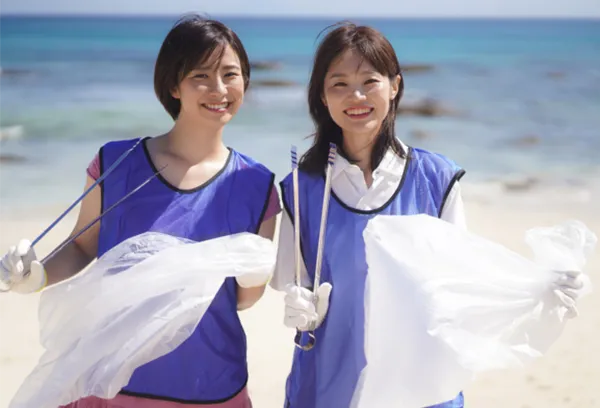 近隣の海岸でチーム協力型ビーチクリーン