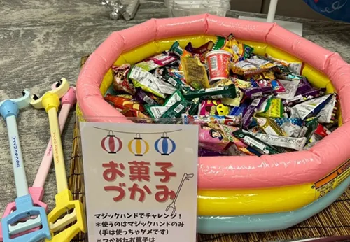 お菓子づかみ